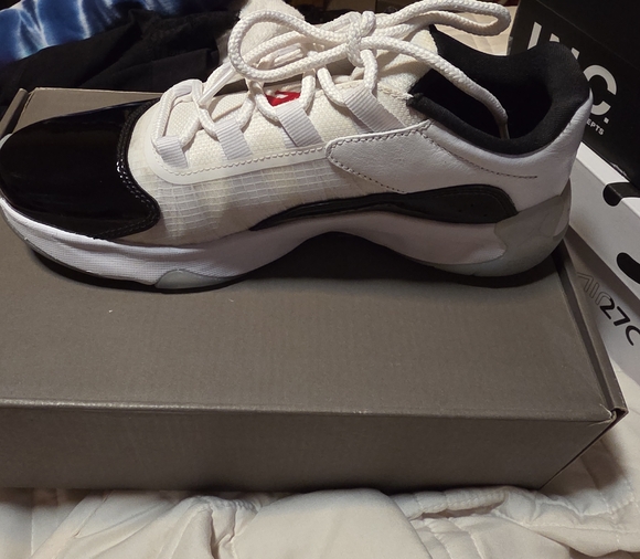 Jordan Air 11 CMFT Low in White and Black Only Wore 2 Times - Picture 1 of 10